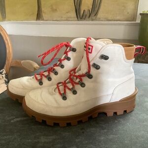 Women’s size 9 Hunter high top dessert boots.